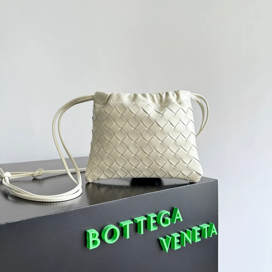 Batch 1400 BOTTEGA VENETA DUSTBAG mini size is officially launched📣📣. It still continues the classic weaving process. The lazy and casual feeling presented by the drawstring pockets is not too suitable for summer. The small back body is light and convenient. It is enough to carry lipstick and tissues when going out every day. It is not easy to make mistakes with any clothes. The shoulder strap has a buckle and pull-out design, which can be adjusted to unlock multiple carrying methods. Style number: 816987 Size: 21*16.6*1cm